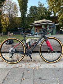 bici Gravel modello Cube E 68