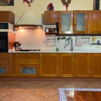 Cucina completa in legno con elettrodomestici