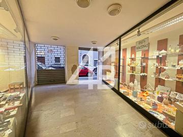 NEGOZIO - 150M² - VIA VASARI, 6 (TS)