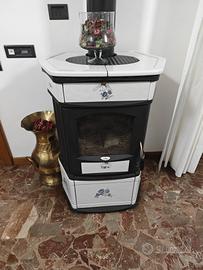 Stufa a Legna Lincar in Ghisa e Maiolica Bianca