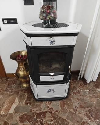 Stufa a Legna Lincar in Ghisa e Maiolica Bianca