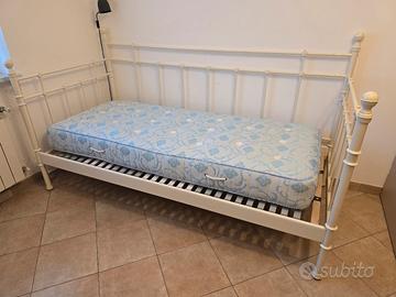 Struttura letto in ferro con materasso