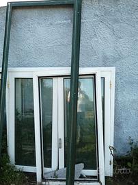 Porte e finestre vecchie dismesse