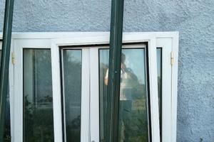 Porte e finestre vecchie dismesse