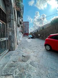 MONOLOCALE A NAPOLI