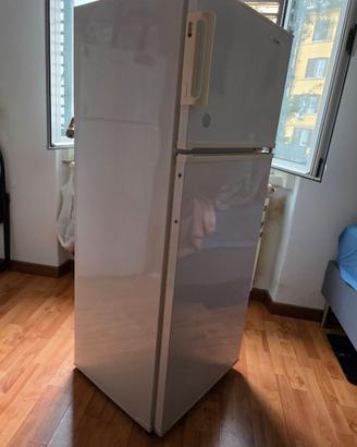 Frigo Polaris con ampio congelatore