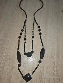 collana nera in metallo e plastica 
