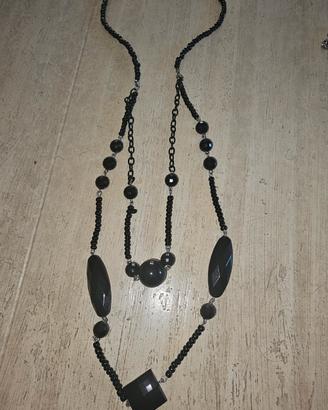 collana nera in metallo e plastica 