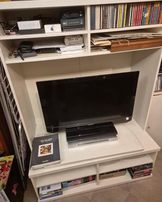 mobile libreria e televisore Ikea con possibile te