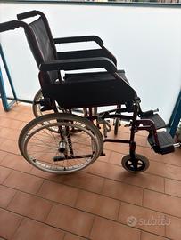 Sedia a rotelle piegabile per anziani