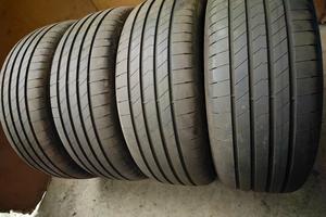 235/50/18 Estive Goodyear 