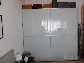 Armadio con porte scorrevoli