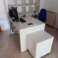 Scrivania da ufficio con libreria/scaffali