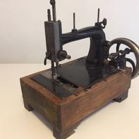 Macchina da cucire antica