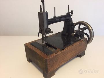 Macchina da cucire antica