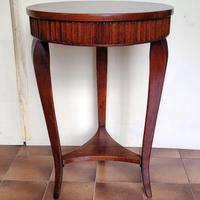 Tavolino rotondo scannellato