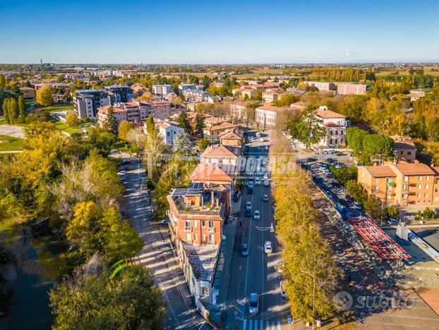 NEGOZIO DI AMPIE METRATURE IN PIENO CENTRO AL PAES