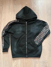 Felpa zip nera con strisce camo sulle maniche