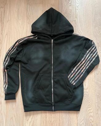 Felpa zip nera con strisce camo sulle maniche
