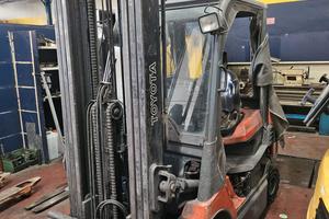 Carrello elevatore elettrico 2500kg triplex Toyota