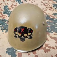 Elmetto M33 tg.57 con sottogola e teschi (CY)