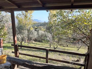 Terreno panoramico con casetta