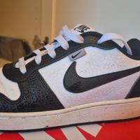 scarpe nike bianche e nere 42.5