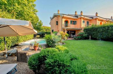 VILLA A SCHIERA D'ANGOLO A NEPI