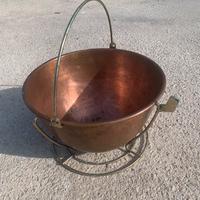 Paiolo di rame antico con supporto per cucinare