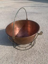 Paiolo di rame antico con supporto per cucinare