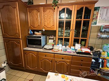 Cucina rovere ripiani granito e elettrodomestici