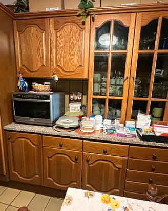 Cucina rovere ripiani granito e elettrodomestici