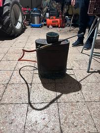 Pompa a spalla antica