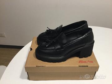 mocassini neri con nappine