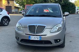 Lancia Ypsilon 1.3 MJT 75 CV Versus