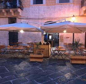 Ombrellone con tavoli e sedie