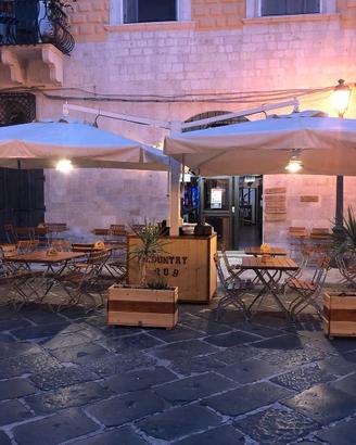 Ombrellone con tavoli e sedie