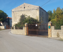 Rustico su due livelli con terreno agricolo