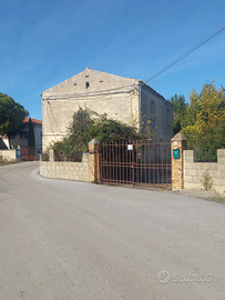 Rustico su due livelli con terreno agricolo