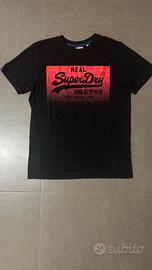 T-shirt Superdry nera con logo rosso – Taglia M