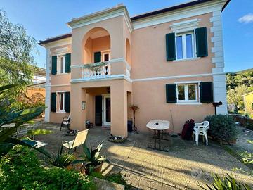 Villa di 170 m² con più di 5 locali a Rio