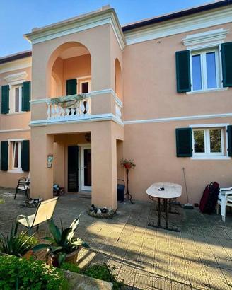 Villa di 170 m² con più di 5 locali a Rio
