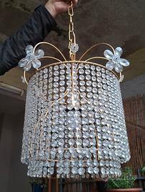 Lampadario dorato con cristalli