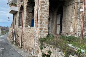 Magazzino C/2 60mq. totali. a Vetralla