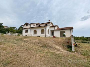 Villa con piscina coperta - C/da Colle dell' Orso