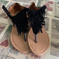 Sandali infradito nere con frange