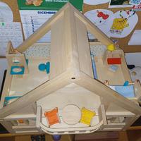 Plan Toys dollhouse completa di arredi e famiglia
