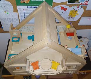 Plan Toys dollhouse completa di arredi e famiglia