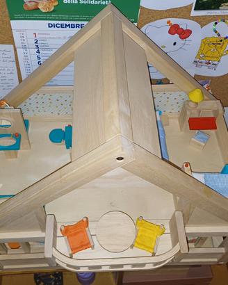 Plan Toys dollhouse completa di arredi e famiglia