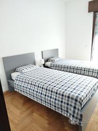 Cameretta 2 letti con comodini e cassettiera